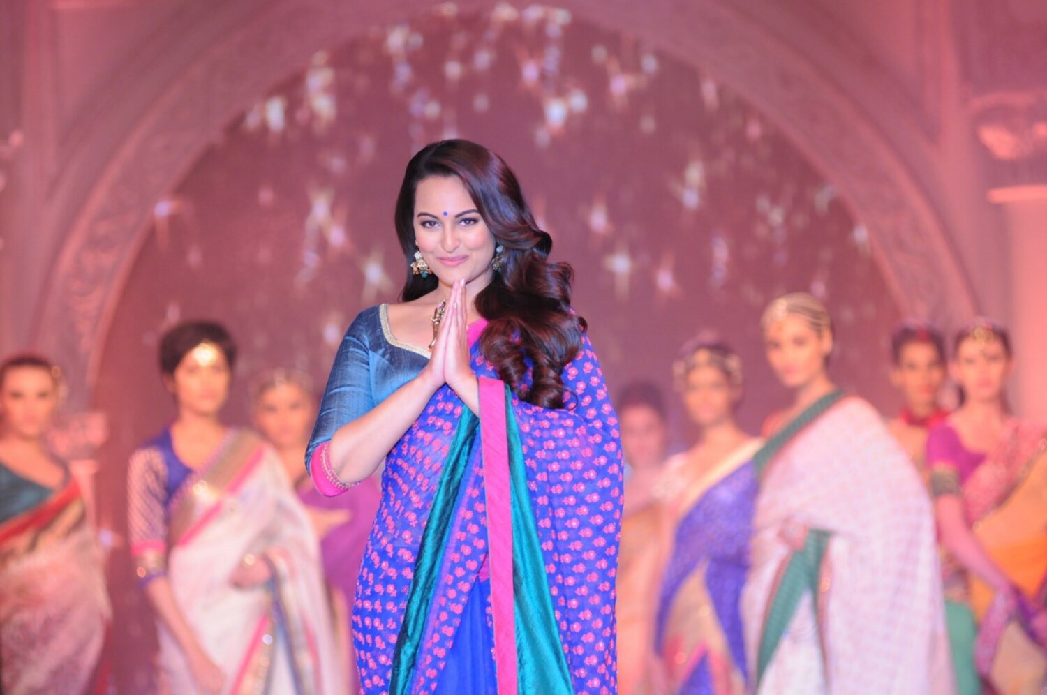 Sonakshi Sinha Walking The Ramp At The Rajguru Fashion Parade In Bengaluru 8 Rediff Bollywood