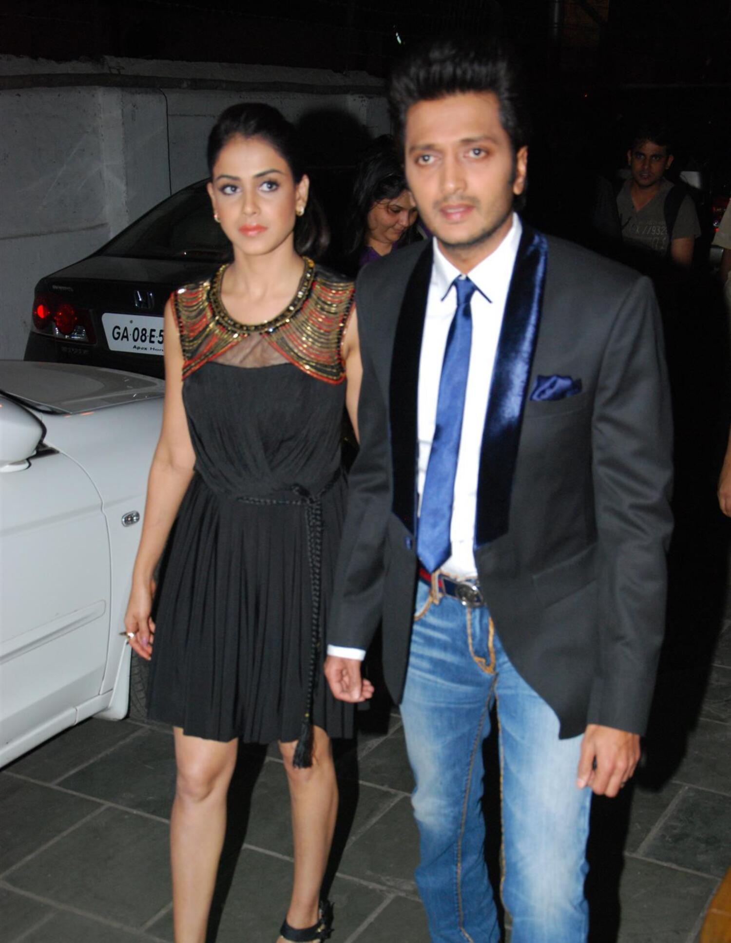 Ritesh Deshmukh with wife Genelia arriving on the sets of Dance India