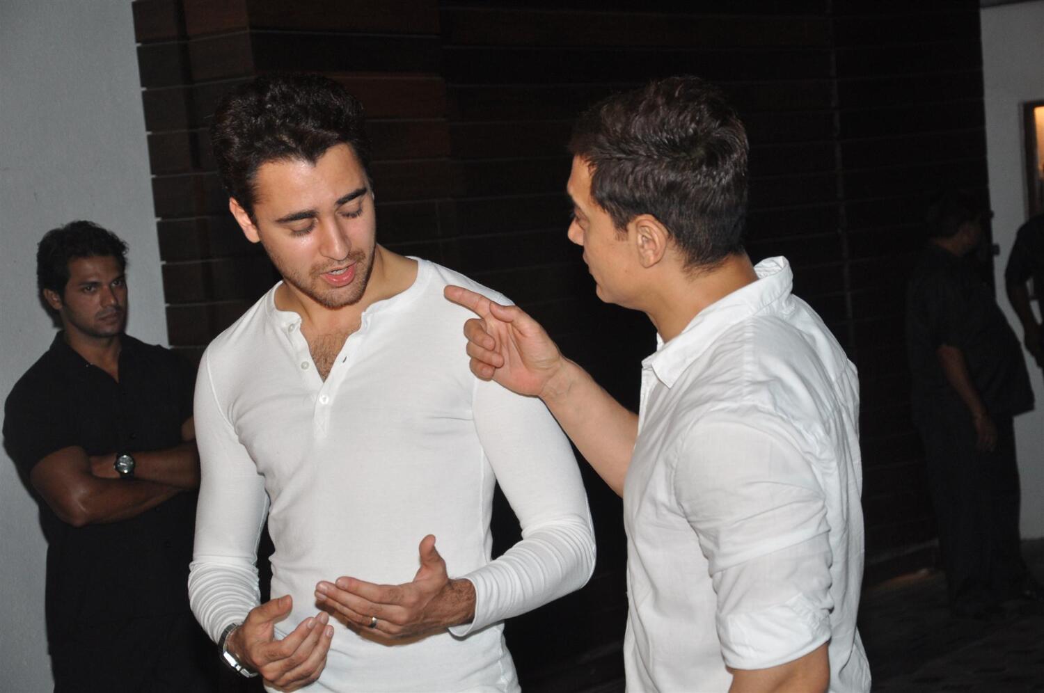  - f9gtqctxd37obpf9.D.0.Aamir-Khan-with-nephew-Imran-Khan-at-house-warming-party-of-Imran-Khan-in-Mumbai--10-