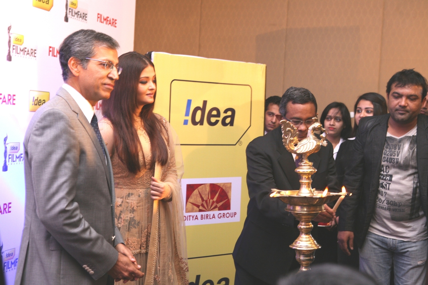  - j8gtqronbho2cx5g.D.0.Aishwarya-Rai-Bachchan-with-famous-PRO-Baabush--Tarun-Rai--Sasi-Shankar-at-the-58th-Idea-Filmfare-Awards-2012-announcement-press-meet-in-Mumbai
