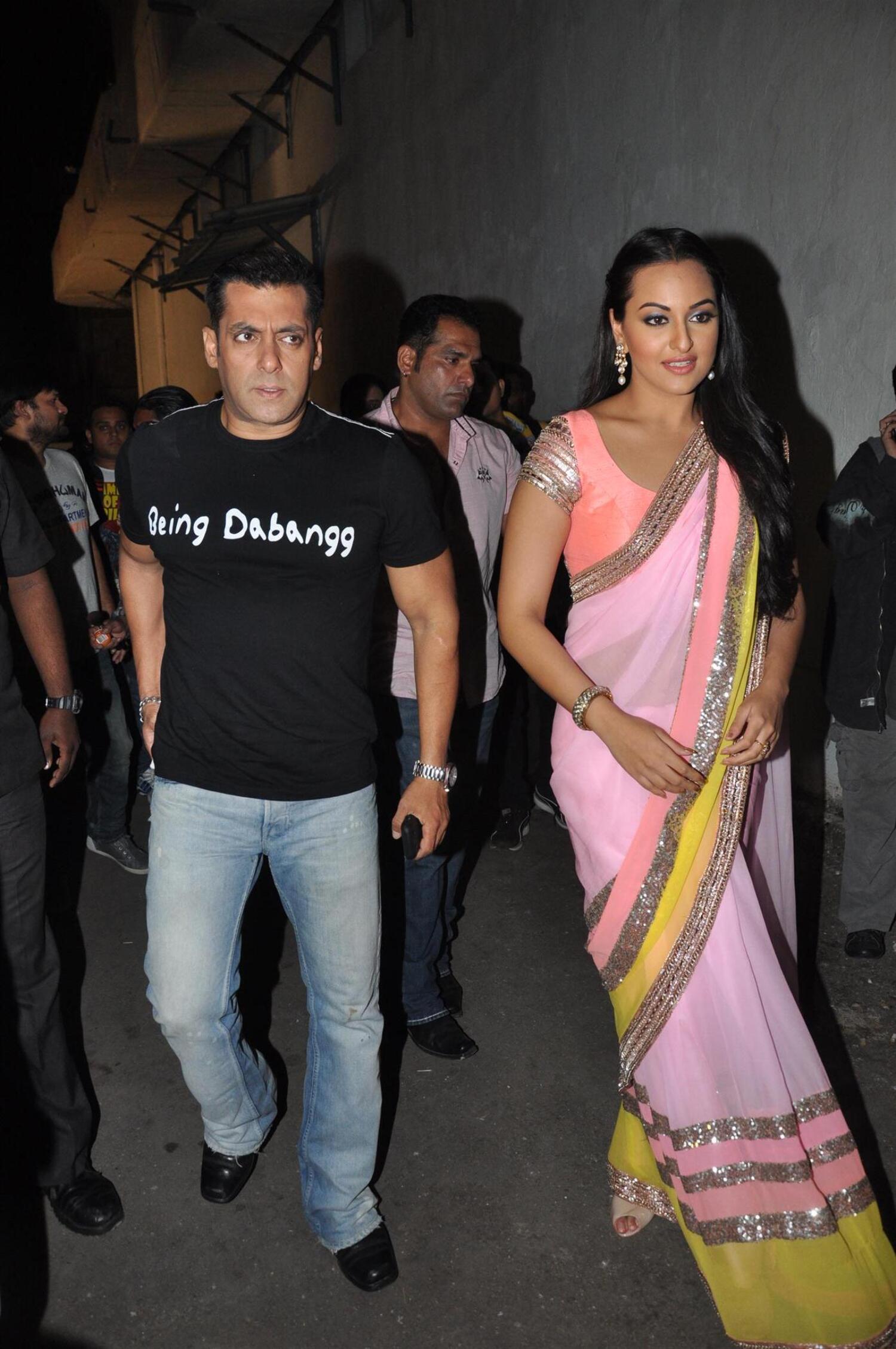 Salman Khan With Sonakshi Sinha At Dabangg 2 Promotions On Sa Re Ga Ma Pa Sets In Mumbai 4