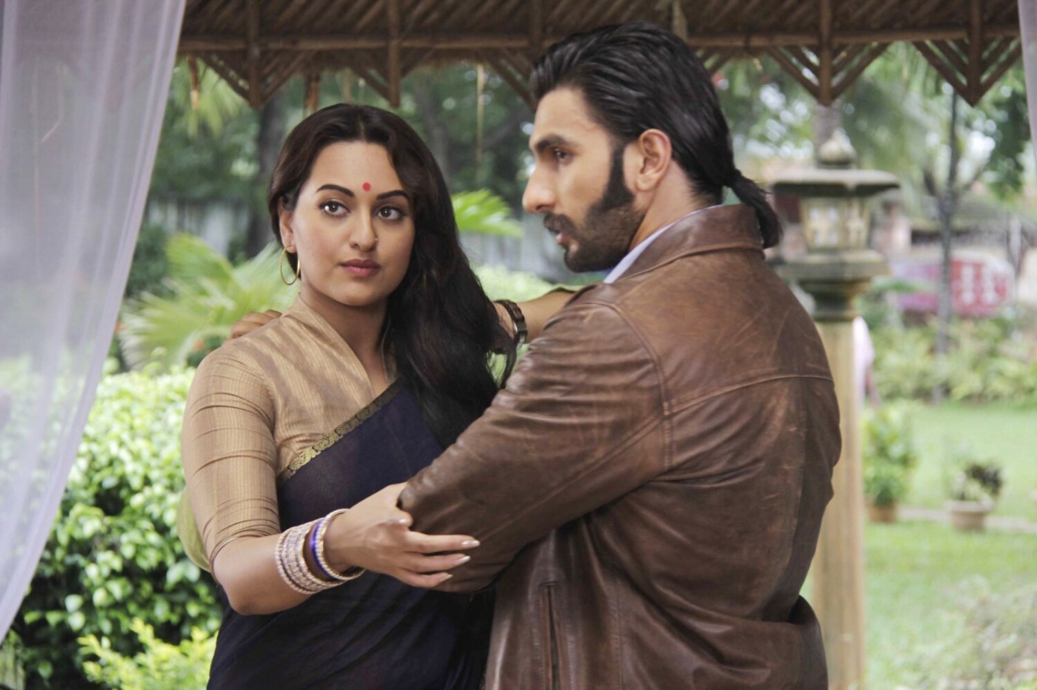 Sonakshi Sinha With Ranveer Singh Acting On The Sets Of Tv Serial Uttaran Promoting Film Lootera 2 Rediff Bollywood Photos On Rediff Pages