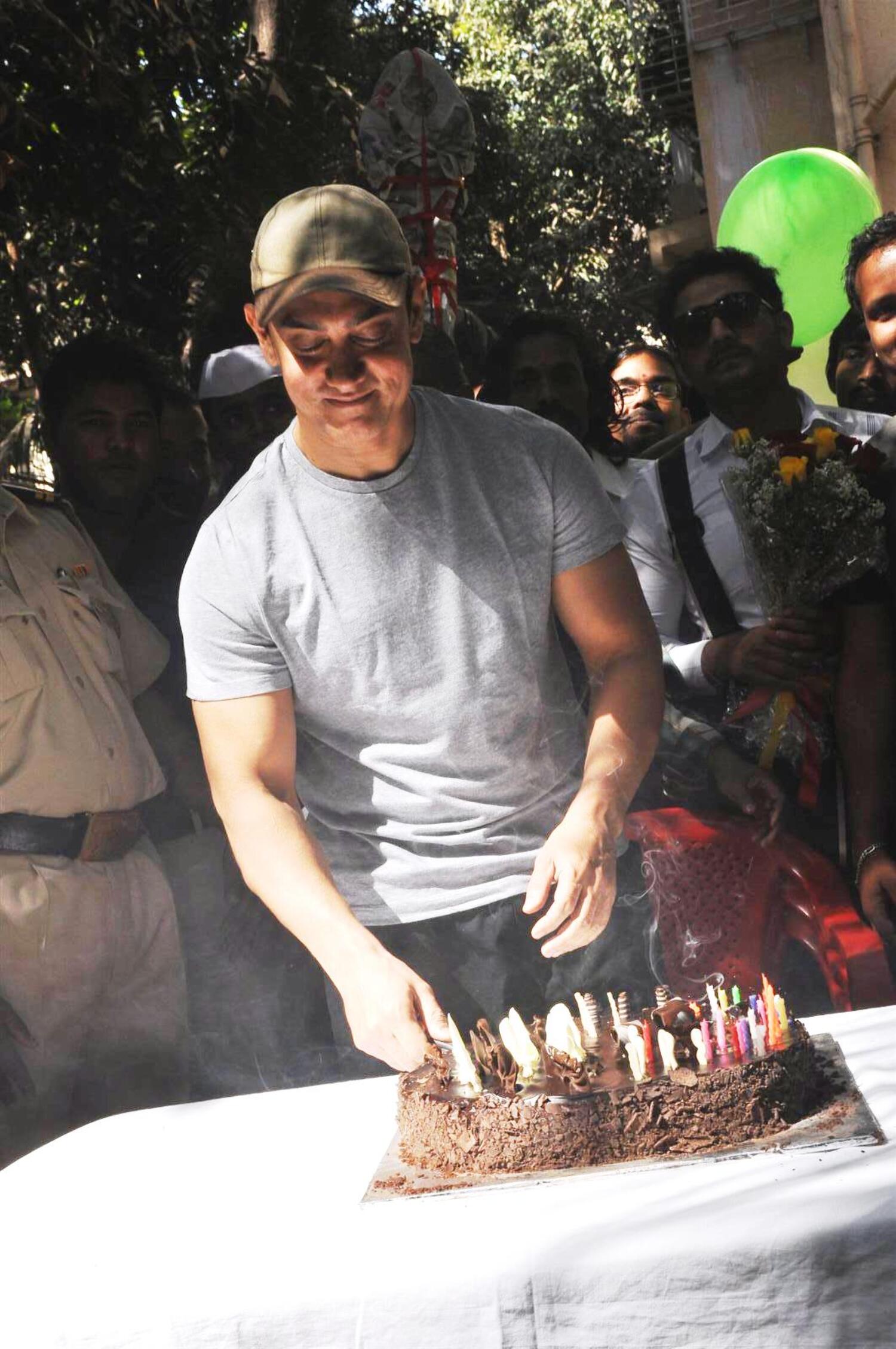 Aamir Khan cutting his birthday cake at his 47th birthday celebrations