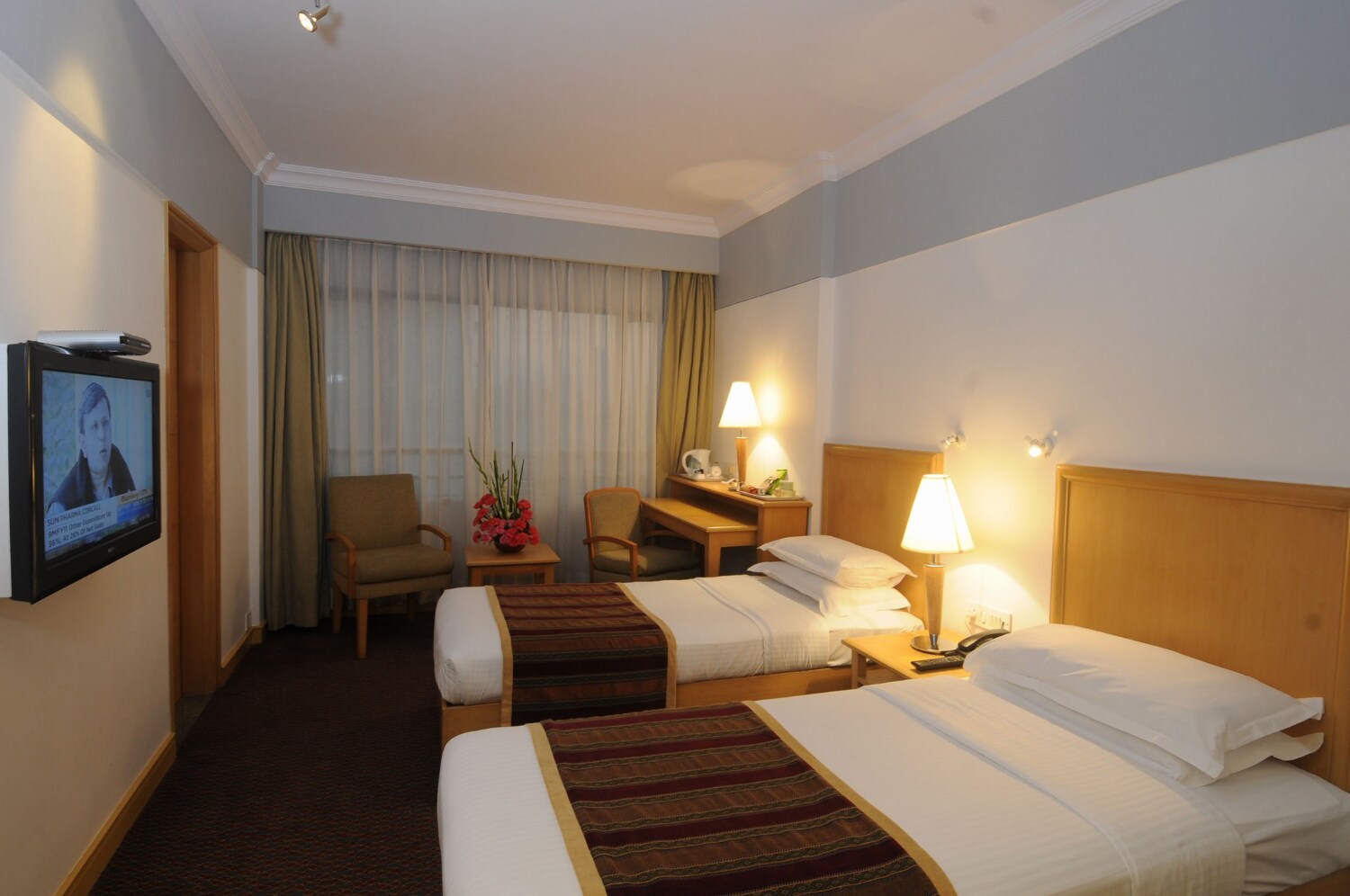 deluxe-room-fariyas-hotel-mumbai-on-rediff-pages