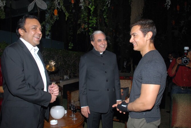  - 9s2lyili9wmvqvlh.D.0.Aamir-Khan-with-Zee-TV-head-Subhash-Chandra-Goyal-at-Zee-TV-20-years-completion-celebration-party-in-Mumbai