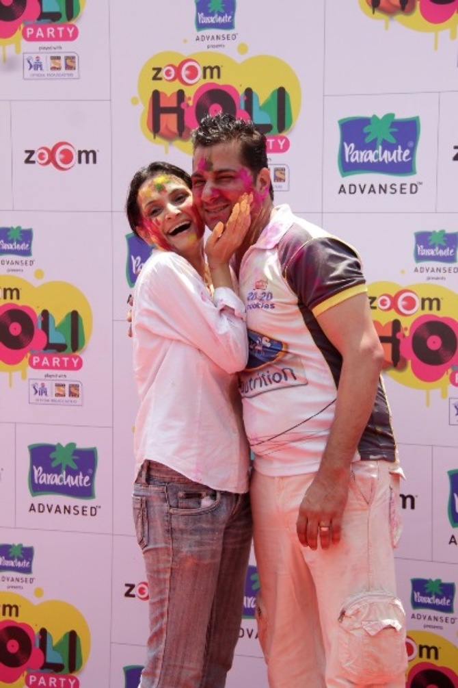 Varun Badola with wife Rajeshwari Sachdev celebrating Holi : rediff