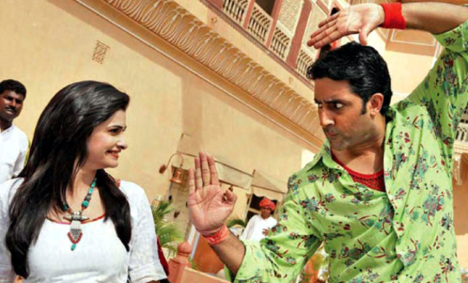 Наши рекомендации - Страница 5 Eim1peik21nfcam3.D.0.Abhishek-Bachchan-Prachi-Desai-Bol-Bachchan-Movie-Pics