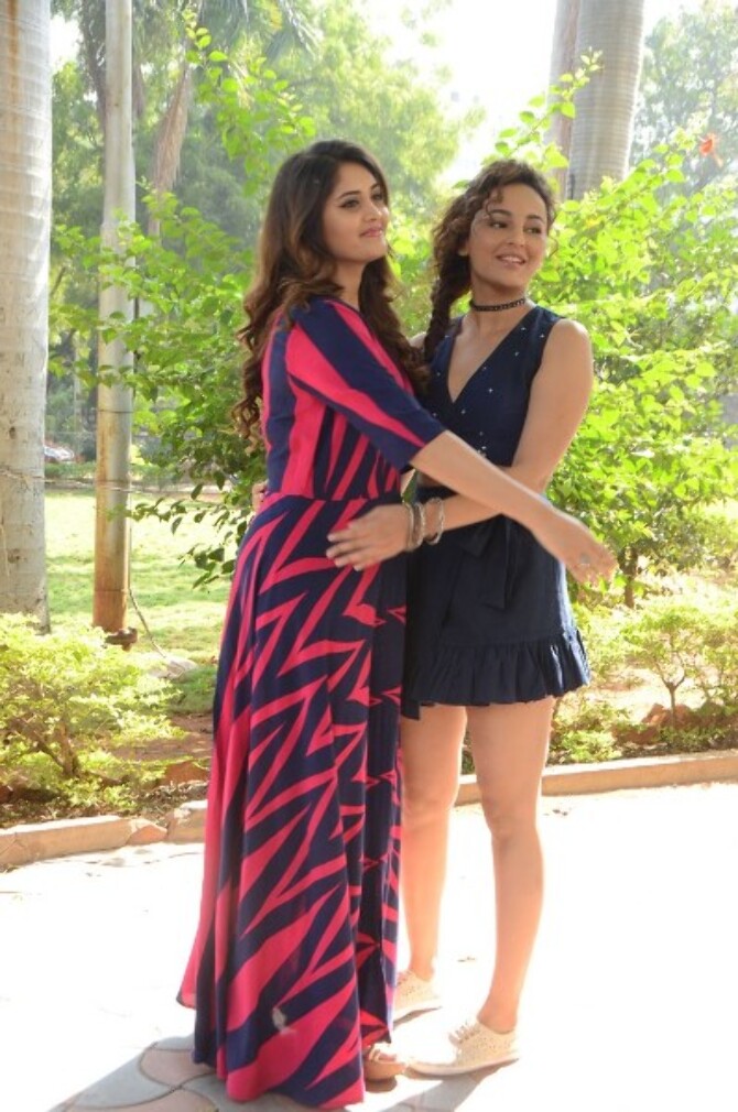 okka kshanam telugu movie photos-photo90