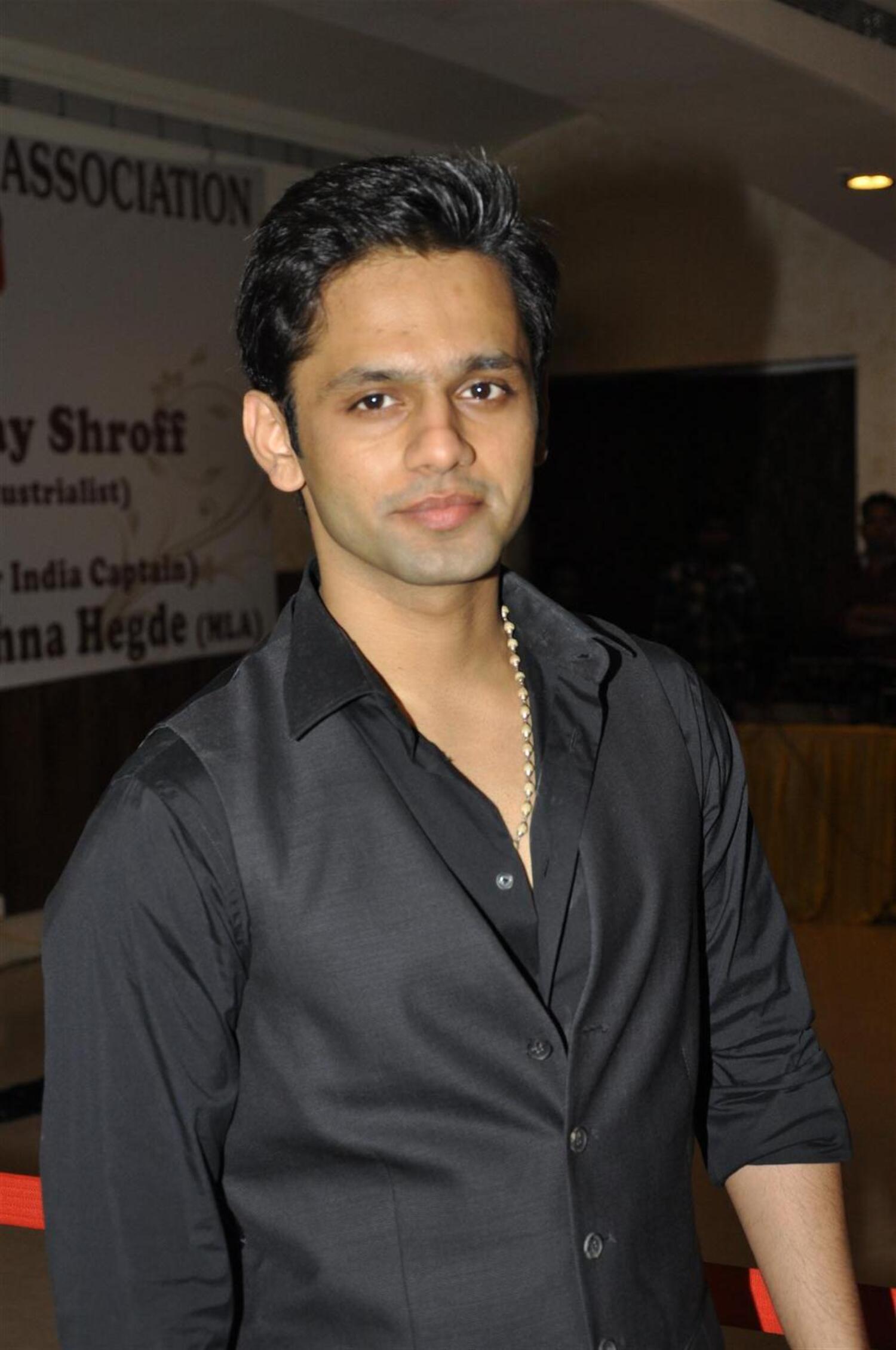 Indian Idol fame singer Rahul Vaidya posing for photographers 2 ...