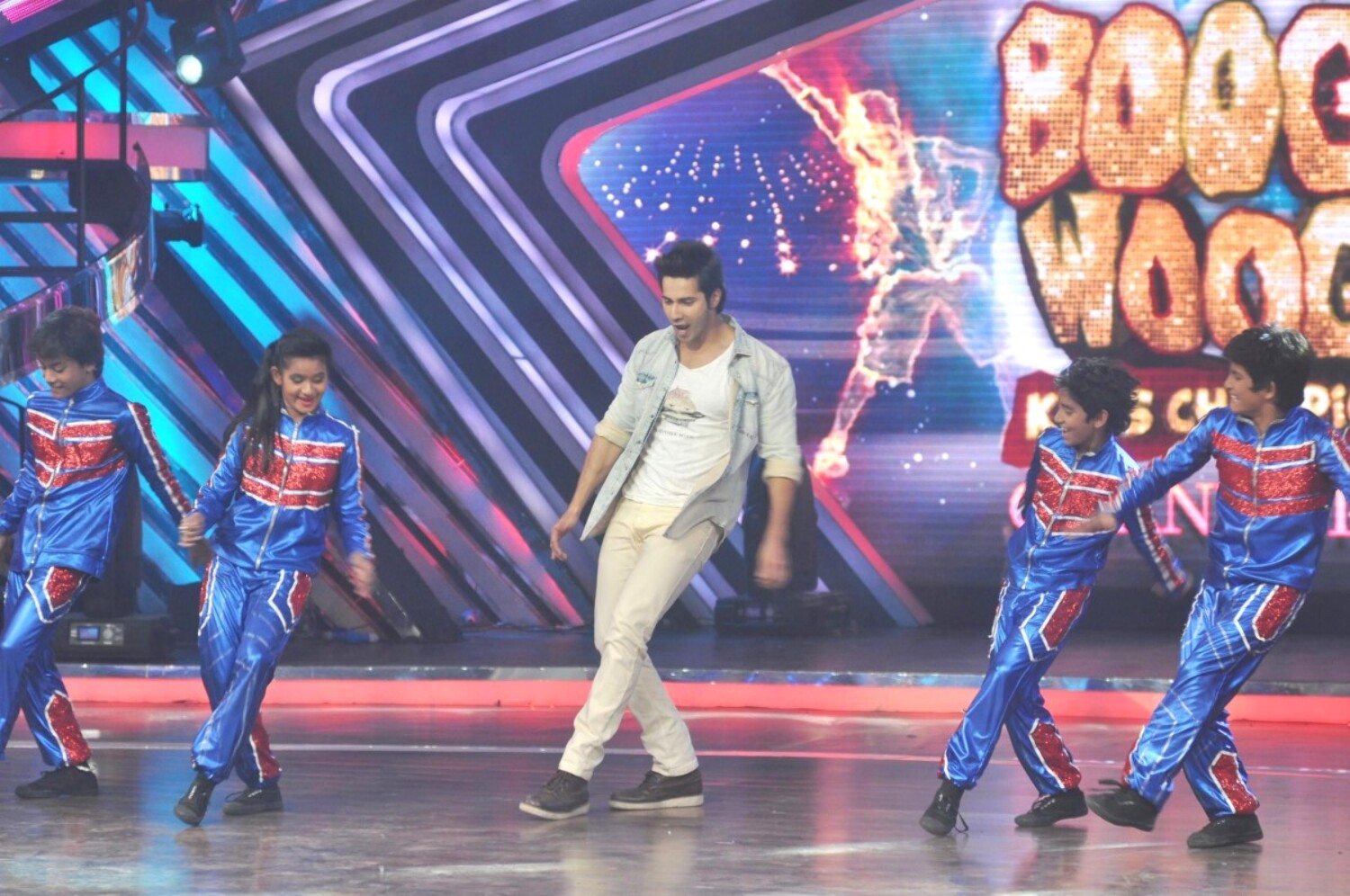 Varun Dhawan dancing on the sets of BOOGIE WOOGIE Kids Championship ...