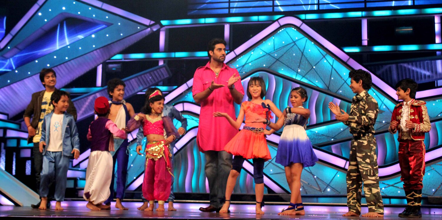 Abhishek Bachchan dancing with kids on Kajra Re song at Dance India ...