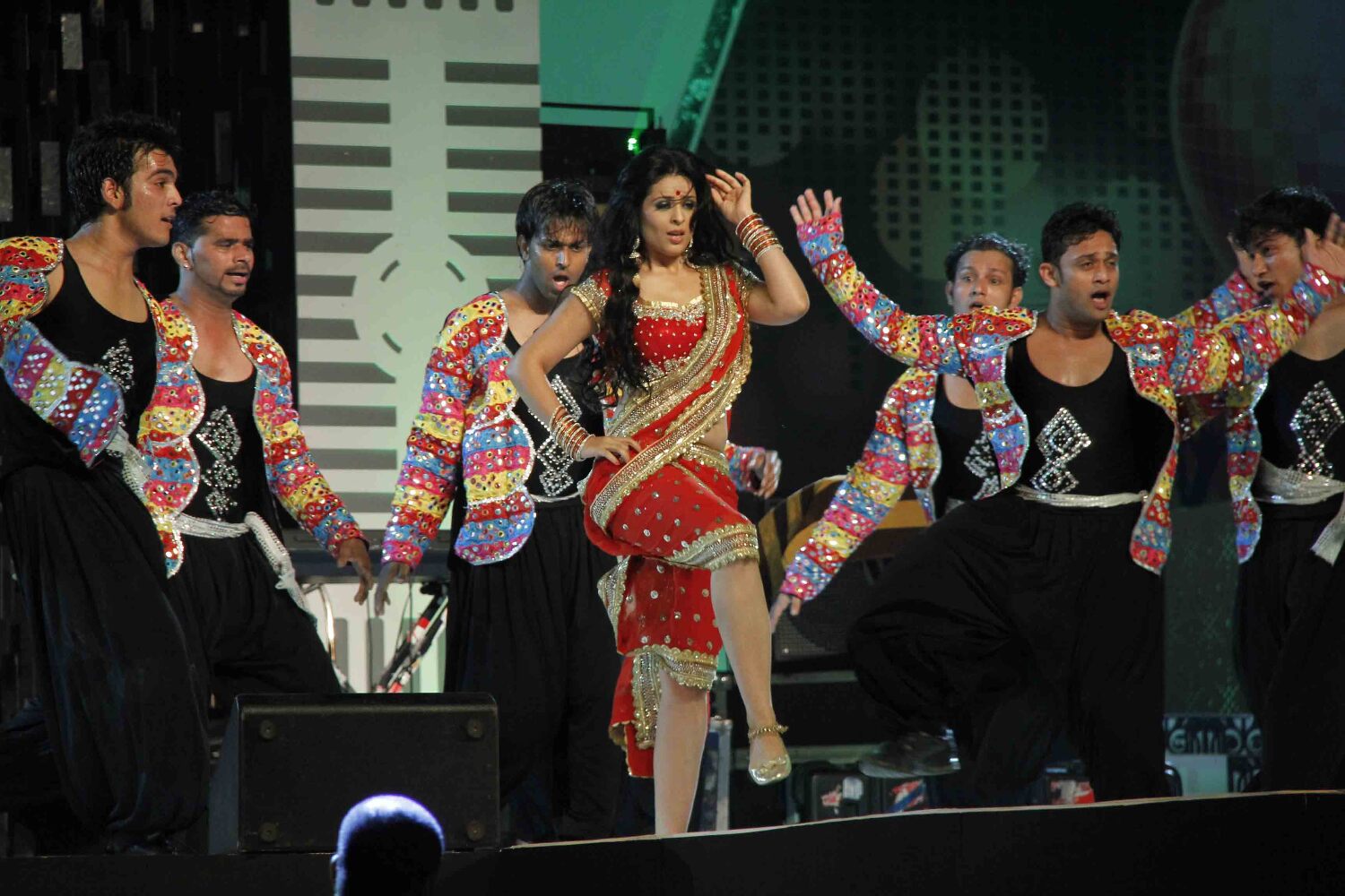 Anjana Sukhani performing Chikni Chameli dance number at GLITTERATI ...