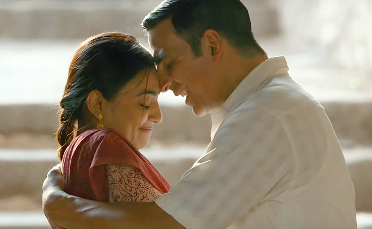 Radhika Apte Akshay Kumar Starrer Padman Movie Song Stills 10 : sonam ...