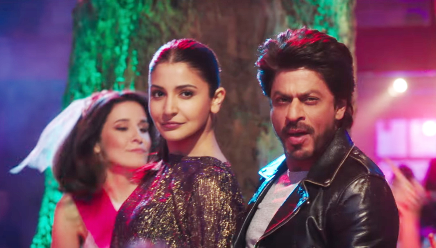 Anushka Sharma and Shah Rukh Khan Jab Harry Met Sejal Movie Song Stills ...