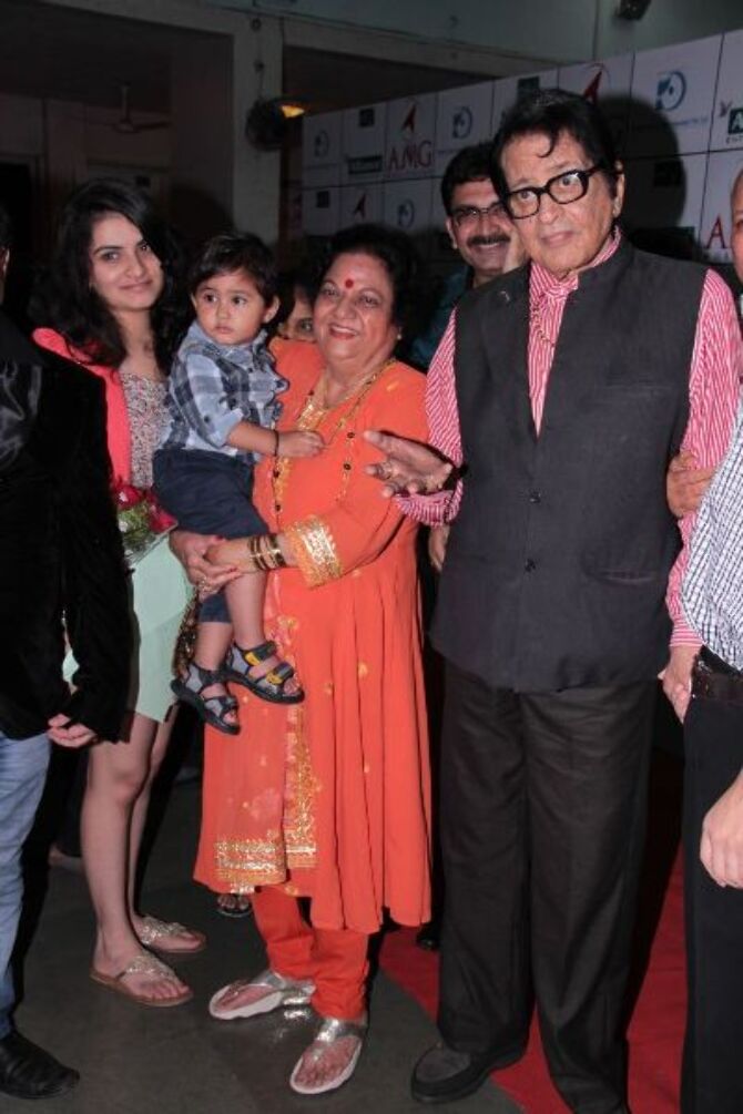 Veteran actor Manoj Kumar with his family at veteran singer Asha Bhosle ...