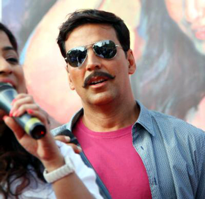 Akshay Kumar at his film ROWDY RATHORE promotions in Lokhandwala ...